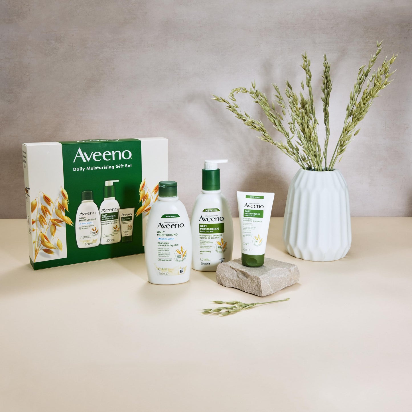 AVEENO® Daily Moisturising Gift Set with Body Wash 300ml, Body Lotion 300ml and Hand Cream 75ml, Sensitive Skin Gift, 3-Step Skincare Regime, Christmas Gift